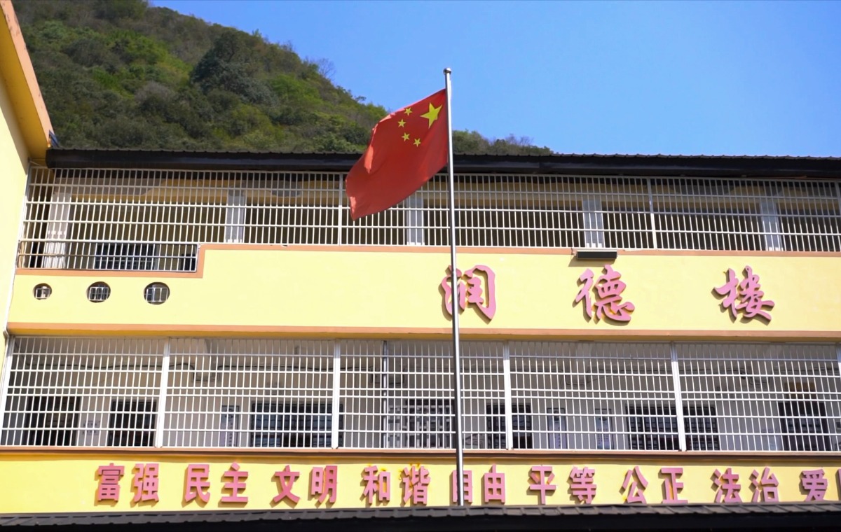 爱小浓公司进入西畴县学校进行捐赠